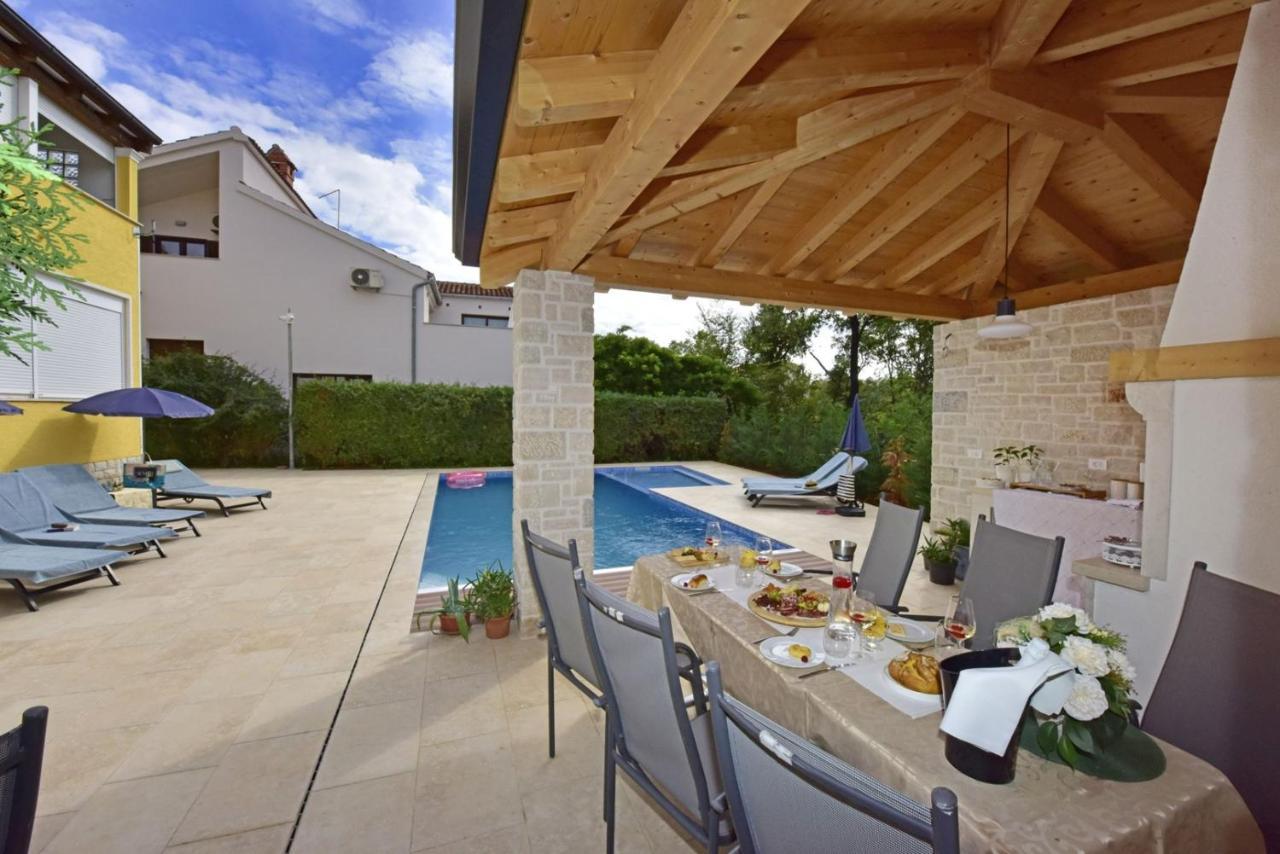 Apartments House Anna For Max 13 Persons In Porec, Pet Friendly Eksteriør billede