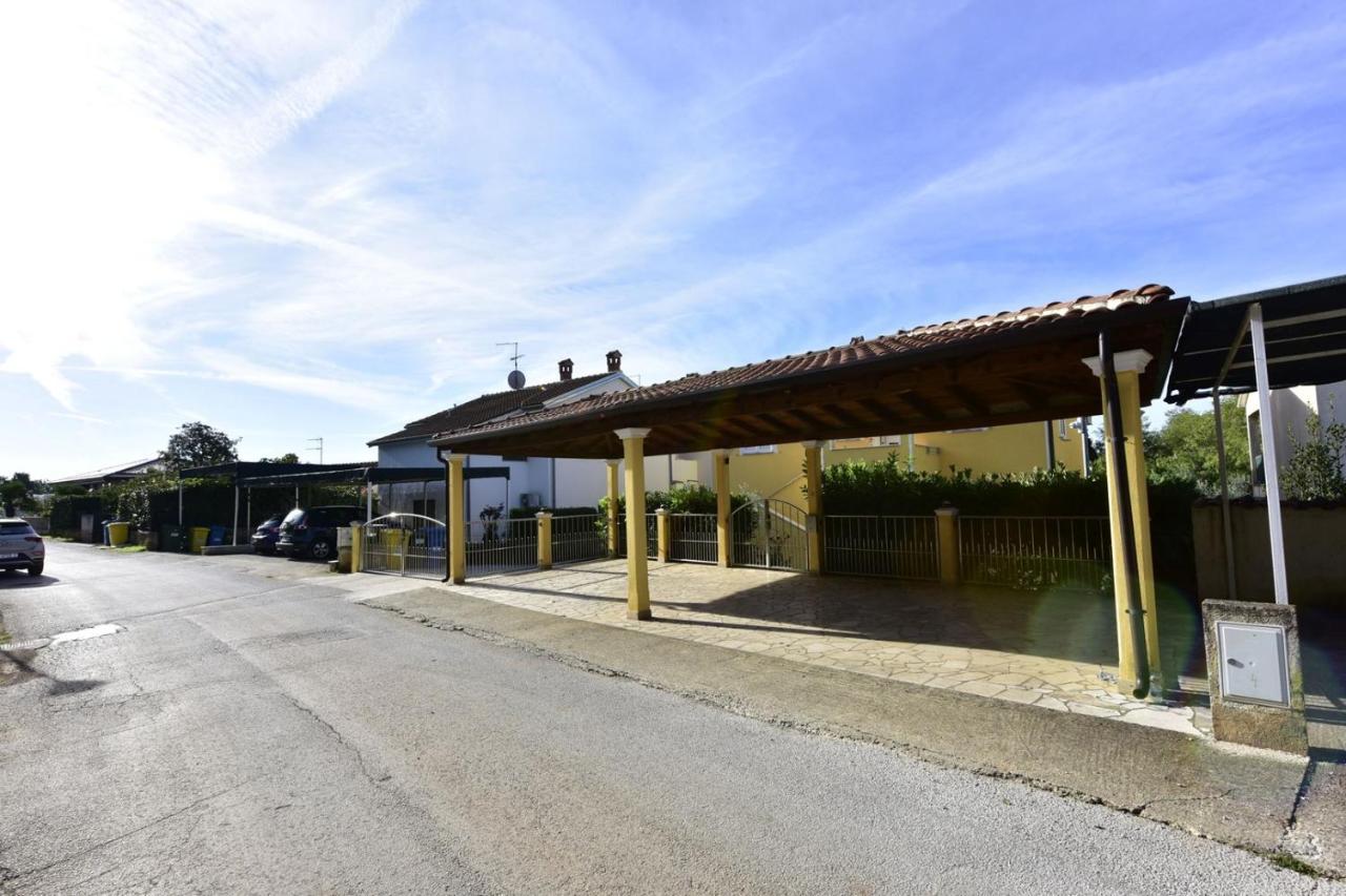 Apartments House Anna For Max 13 Persons In Porec, Pet Friendly Eksteriør billede