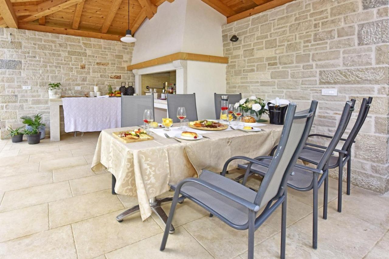 Apartments House Anna For Max 13 Persons In Porec, Pet Friendly Eksteriør billede