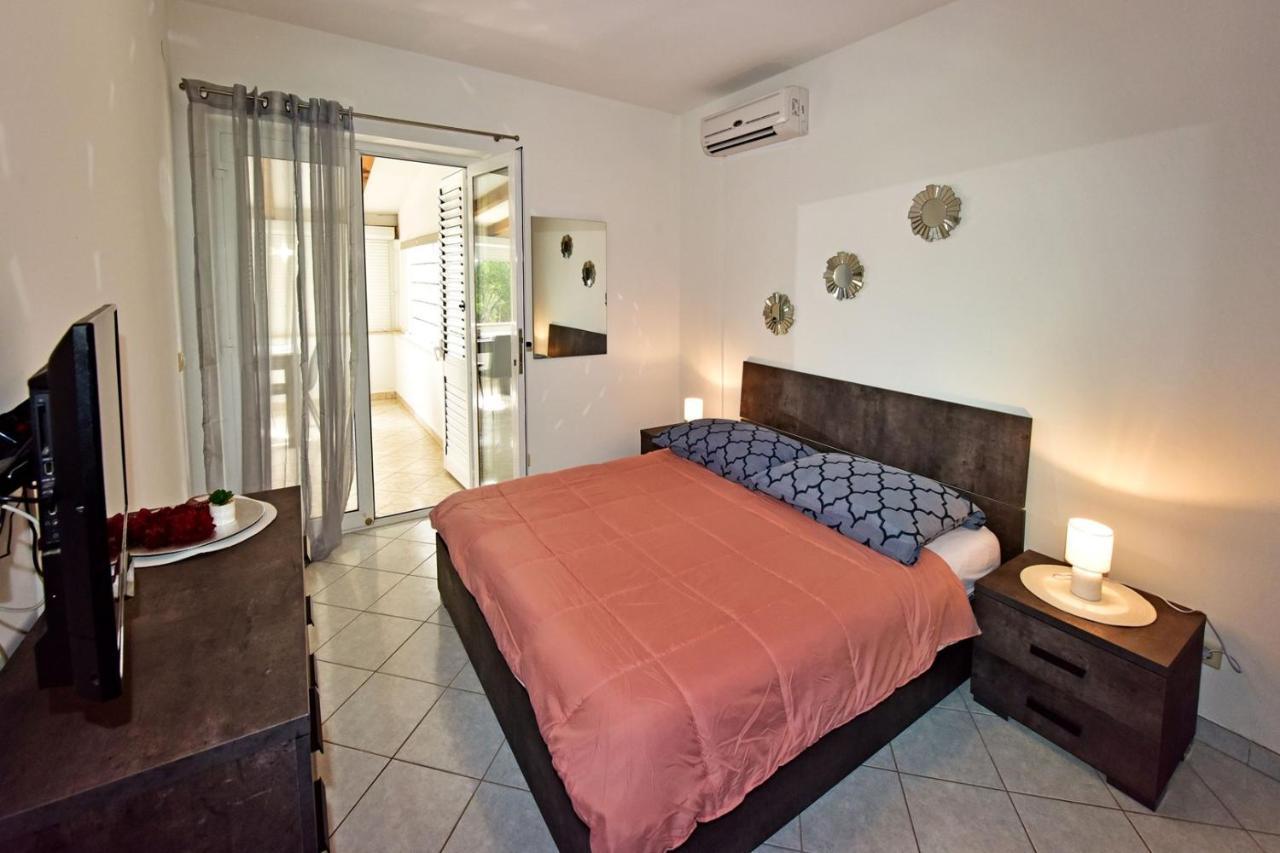 Apartments House Anna For Max 13 Persons In Porec, Pet Friendly Eksteriør billede