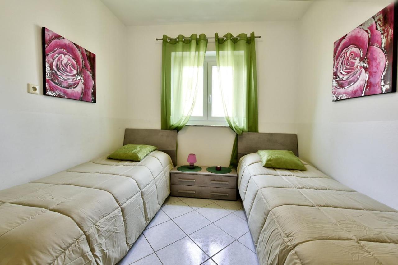 Apartments House Anna For Max 13 Persons In Porec, Pet Friendly Eksteriør billede