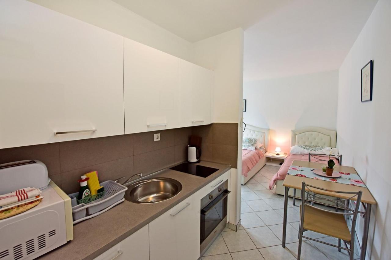 Apartments House Anna For Max 13 Persons In Porec, Pet Friendly Eksteriør billede