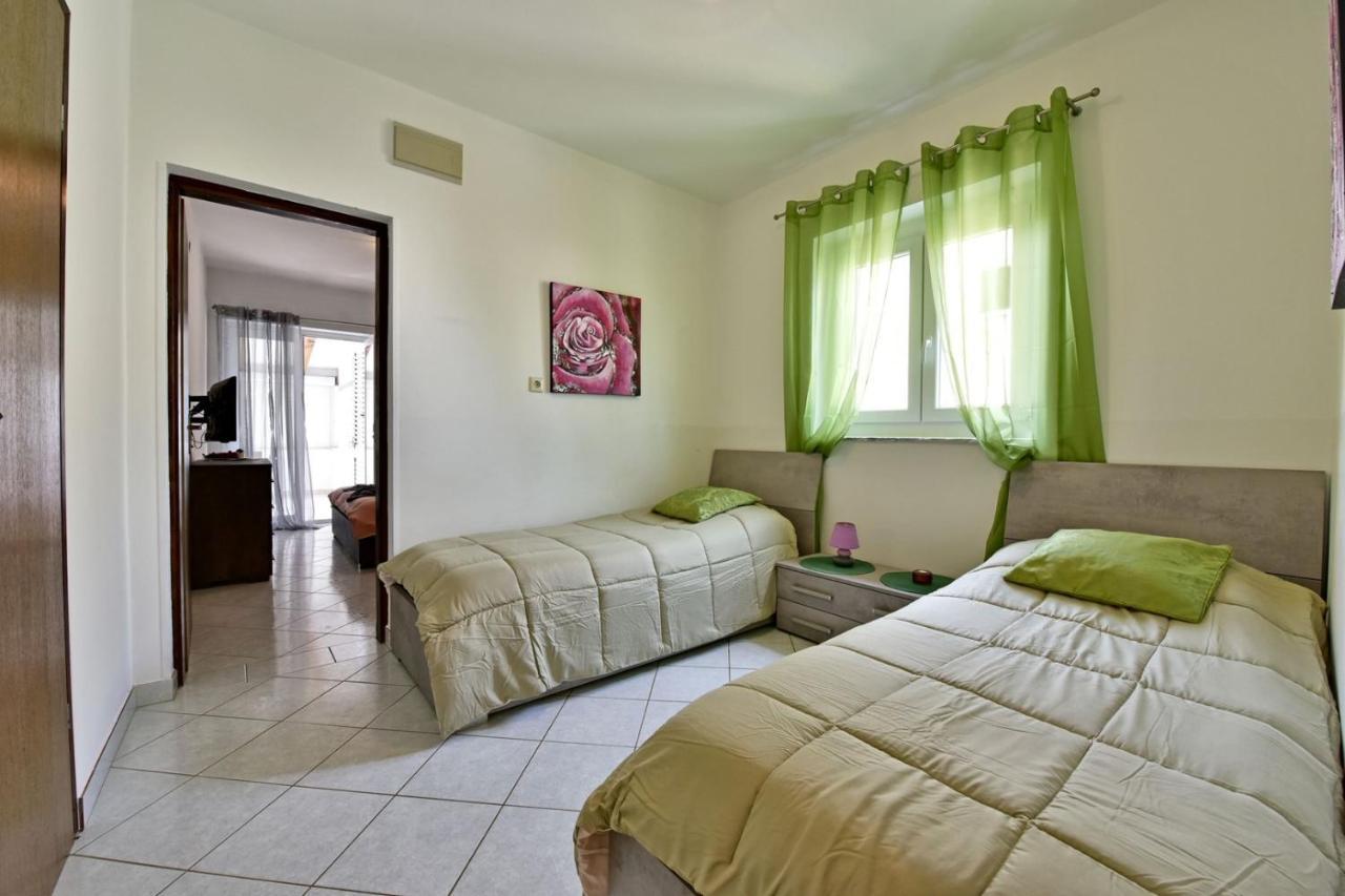 Apartments House Anna For Max 13 Persons In Porec, Pet Friendly Eksteriør billede