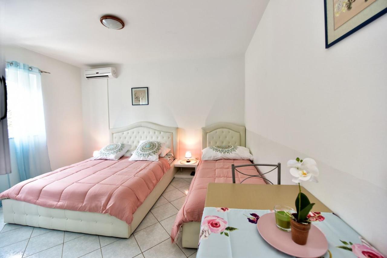 Apartments House Anna For Max 13 Persons In Porec, Pet Friendly Eksteriør billede
