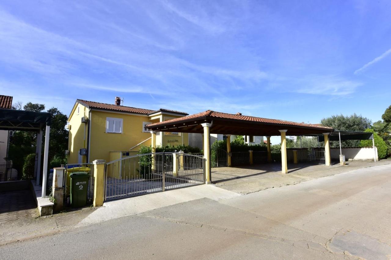 Apartments House Anna For Max 13 Persons In Porec, Pet Friendly Eksteriør billede