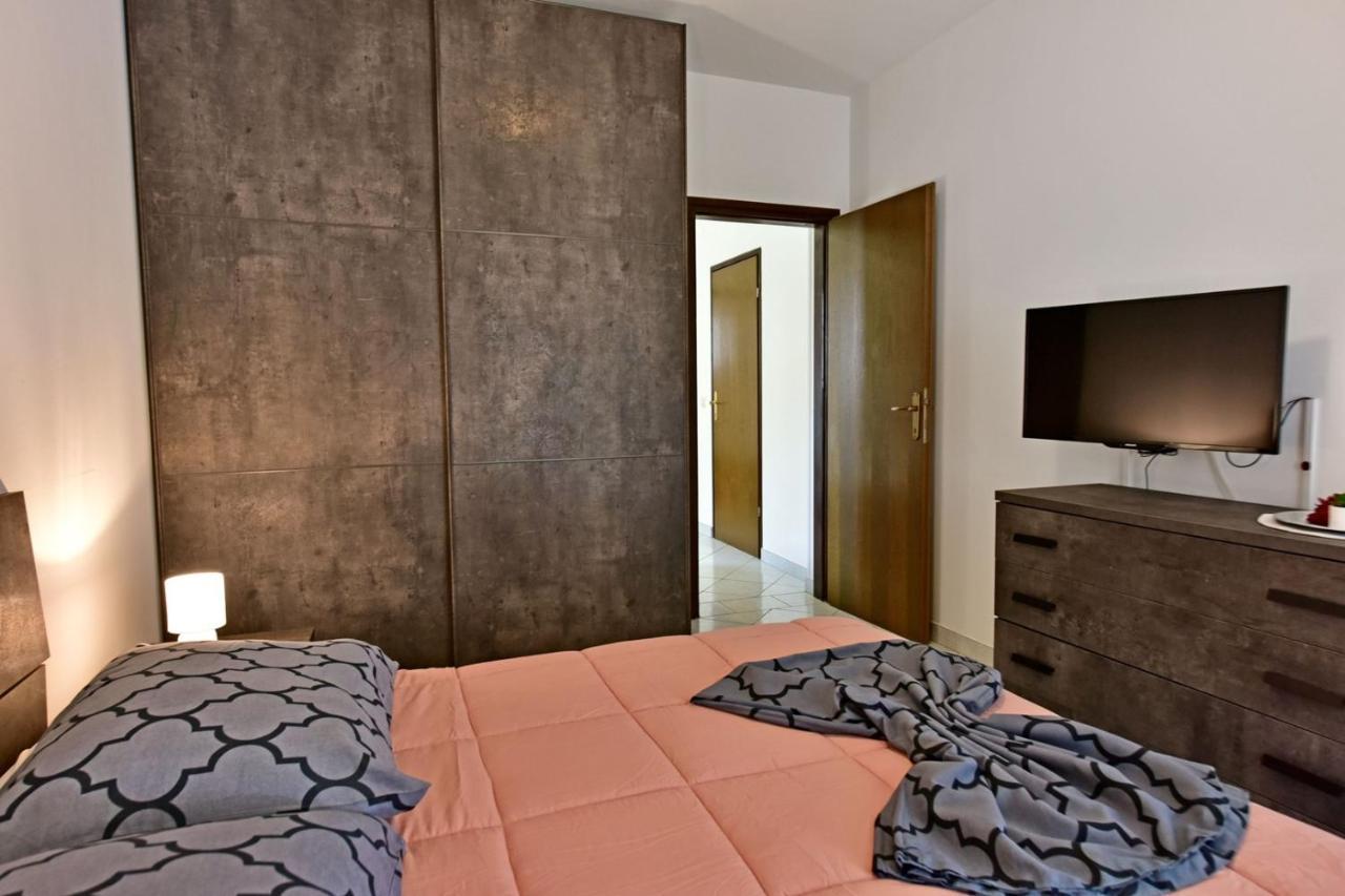 Apartments House Anna For Max 13 Persons In Porec, Pet Friendly Eksteriør billede
