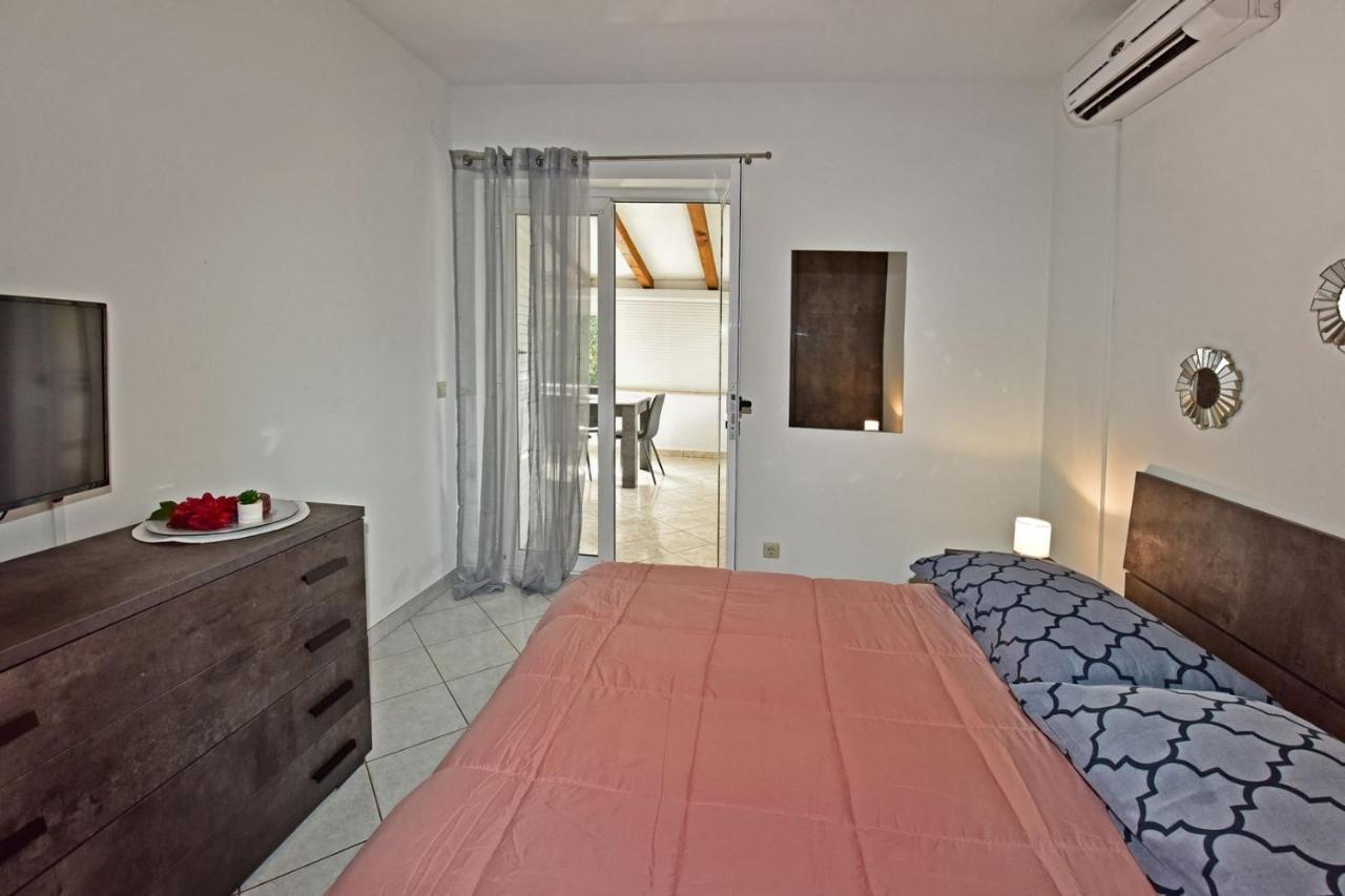 Apartments House Anna For Max 13 Persons In Porec, Pet Friendly Eksteriør billede