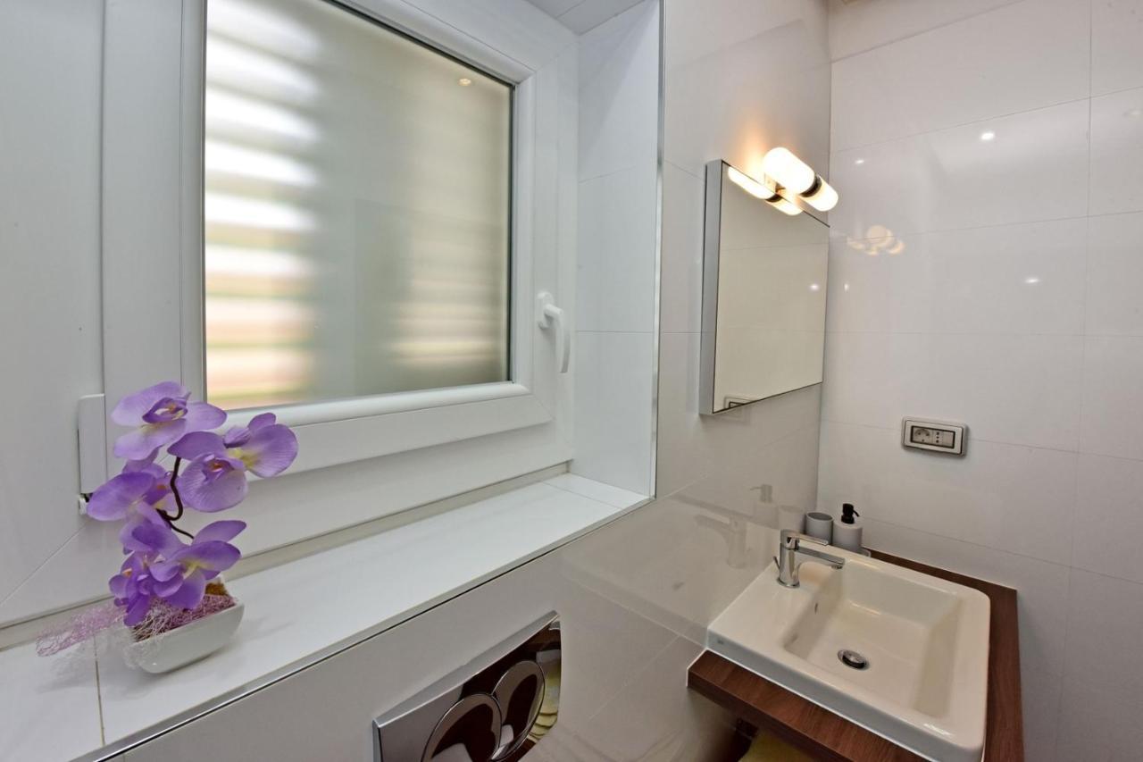 Apartments House Anna For Max 13 Persons In Porec, Pet Friendly Eksteriør billede