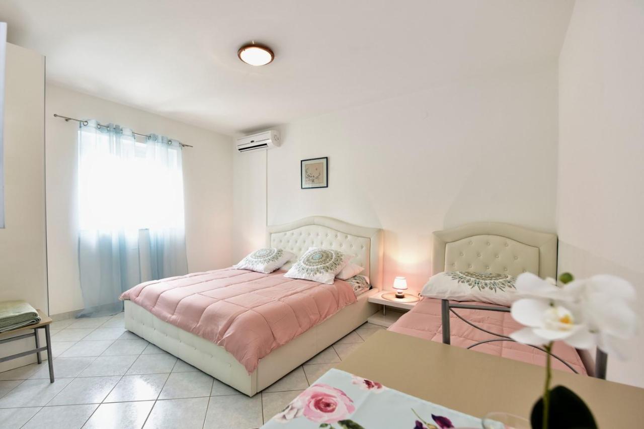 Apartments House Anna For Max 13 Persons In Porec, Pet Friendly Eksteriør billede