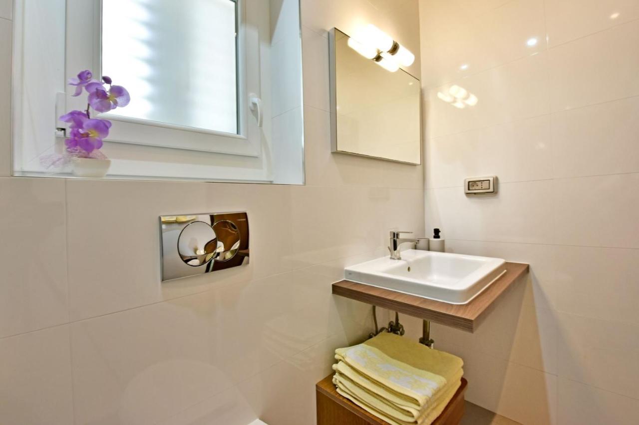 Apartments House Anna For Max 13 Persons In Porec, Pet Friendly Eksteriør billede