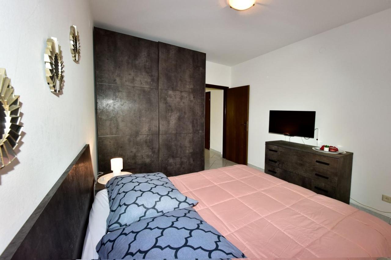 Apartments House Anna For Max 13 Persons In Porec, Pet Friendly Eksteriør billede