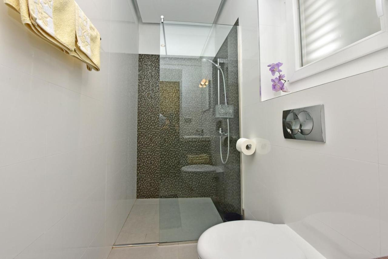 Apartments House Anna For Max 13 Persons In Porec, Pet Friendly Eksteriør billede
