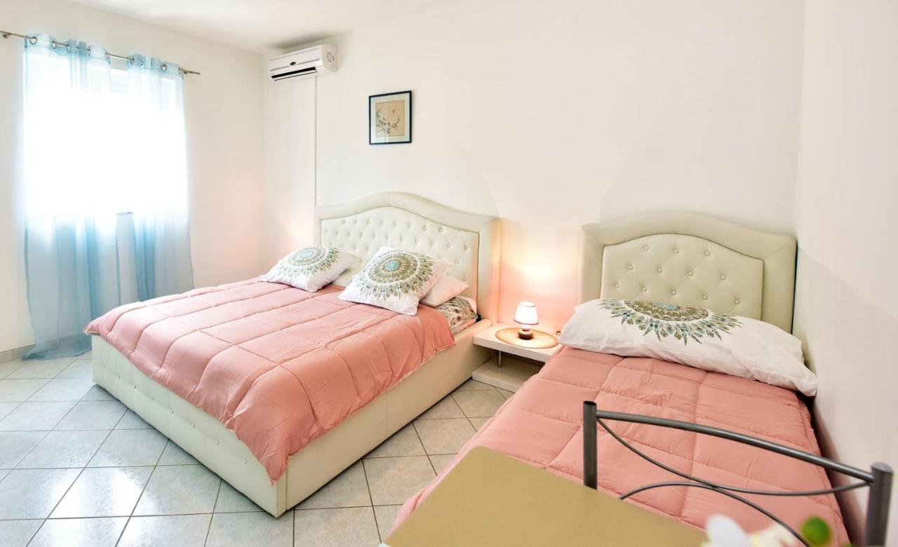 Apartments House Anna For Max 13 Persons In Porec, Pet Friendly Eksteriør billede
