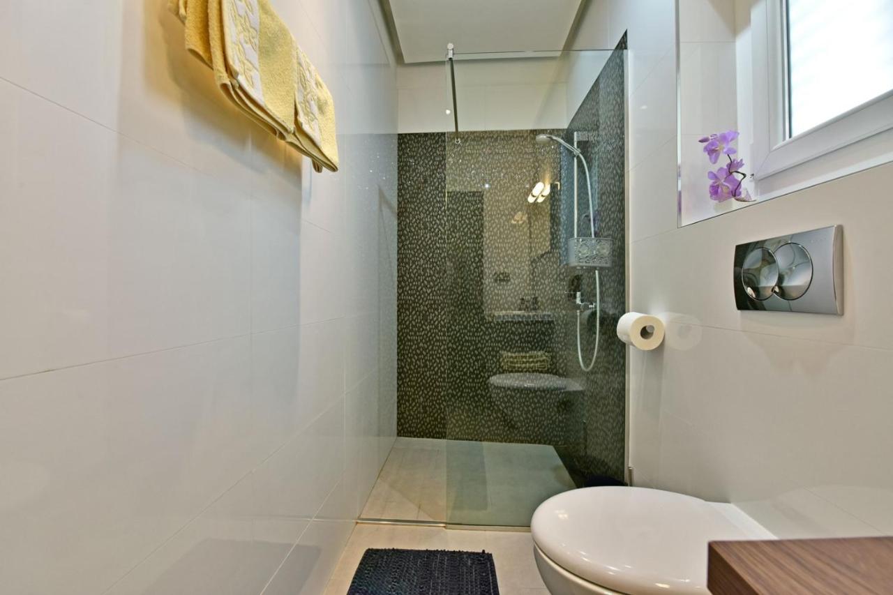 Apartments House Anna For Max 13 Persons In Porec, Pet Friendly Eksteriør billede