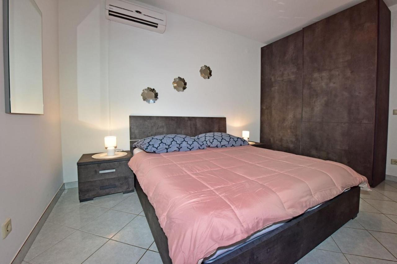 Apartments House Anna For Max 13 Persons In Porec, Pet Friendly Eksteriør billede