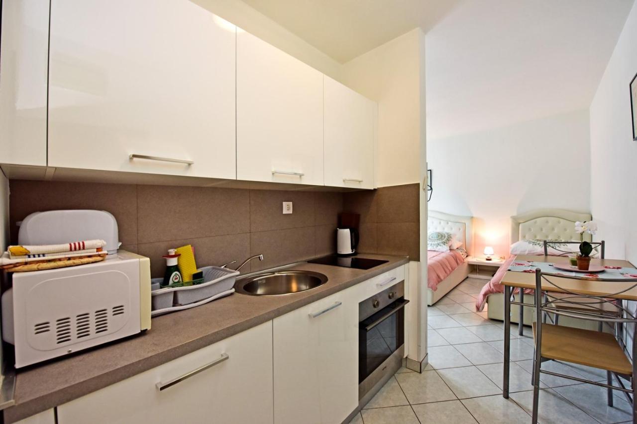 Apartments House Anna For Max 13 Persons In Porec, Pet Friendly Eksteriør billede