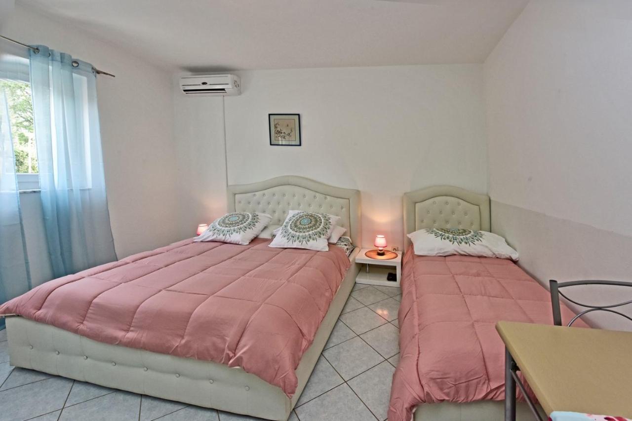 Apartments House Anna For Max 13 Persons In Porec, Pet Friendly Eksteriør billede