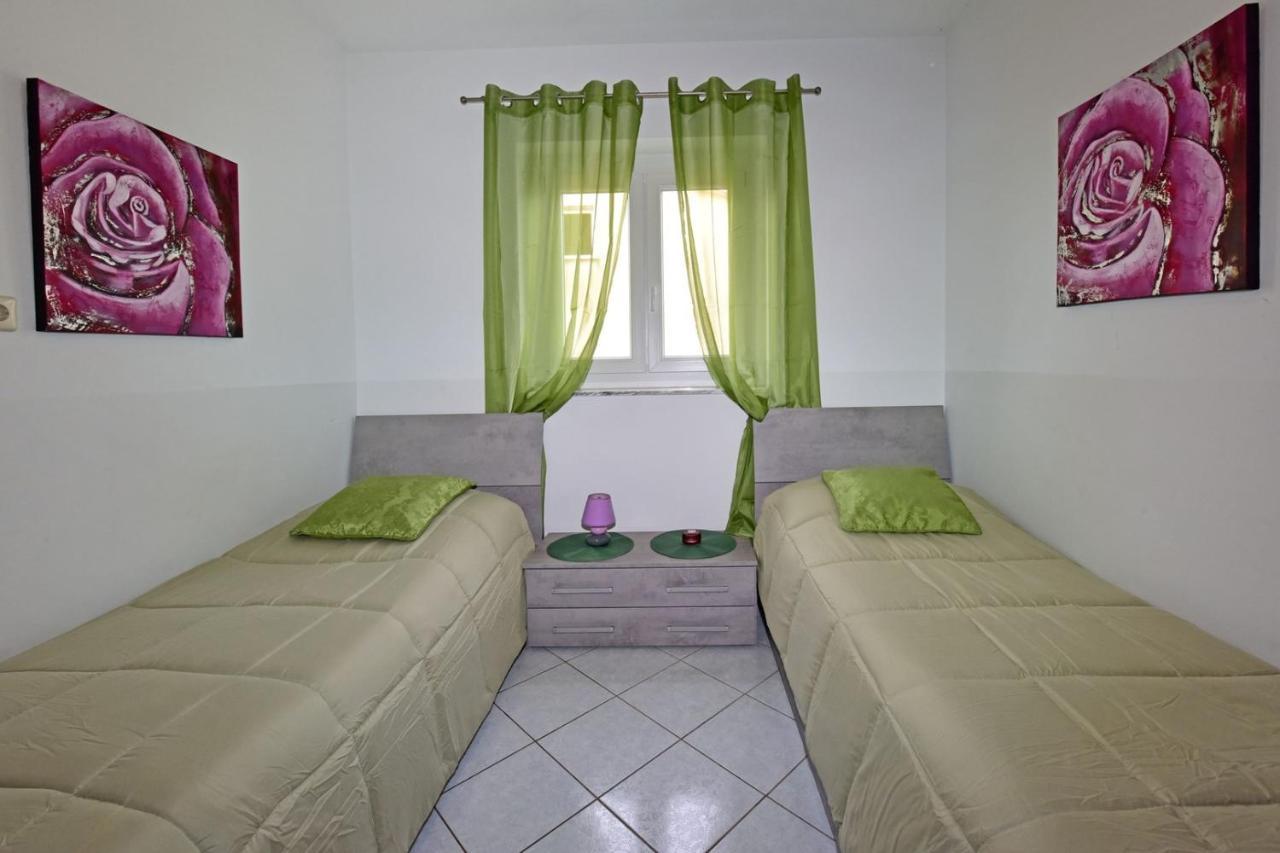 Apartments House Anna For Max 13 Persons In Porec, Pet Friendly Eksteriør billede