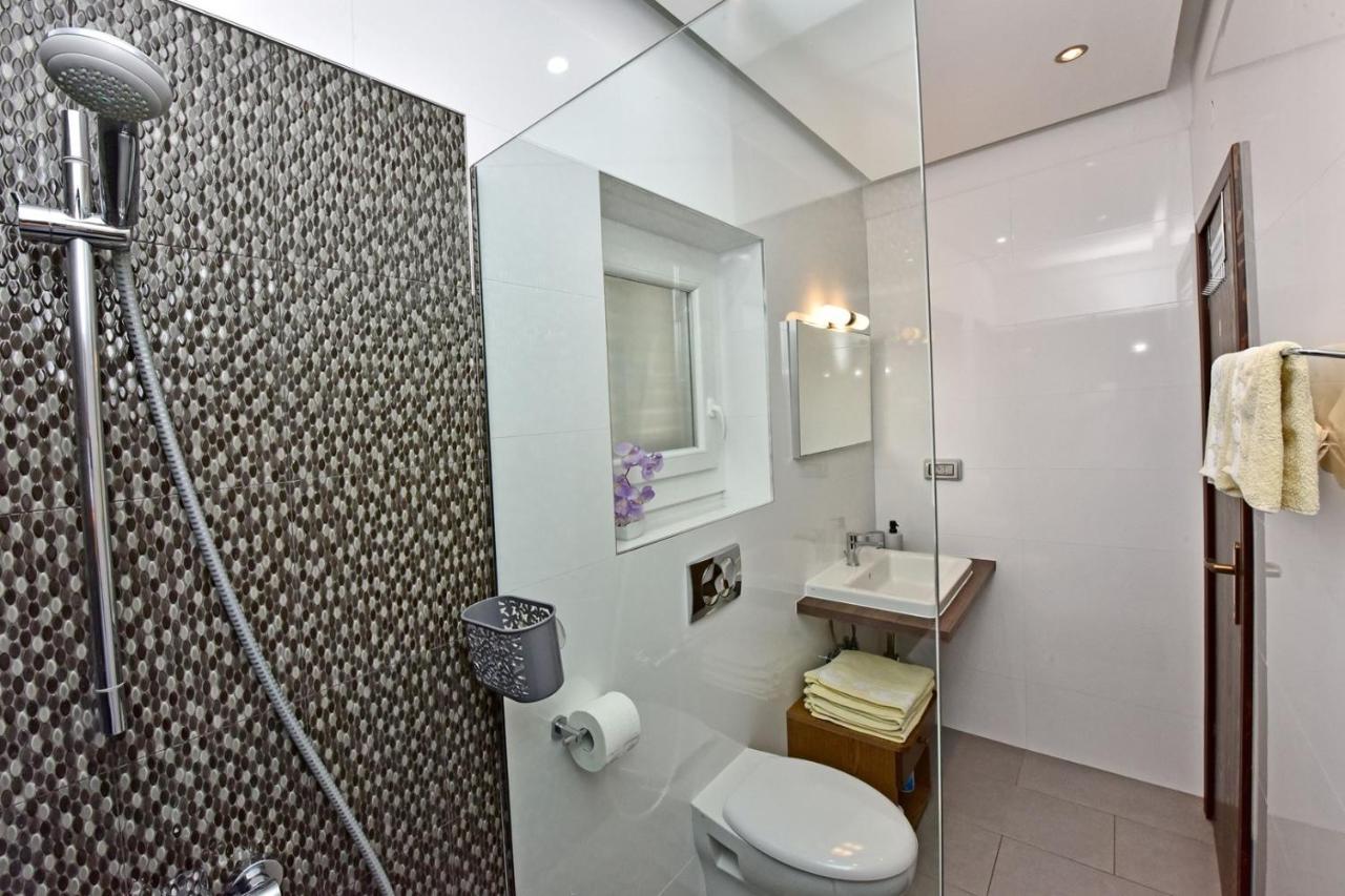 Apartments House Anna For Max 13 Persons In Porec, Pet Friendly Eksteriør billede
