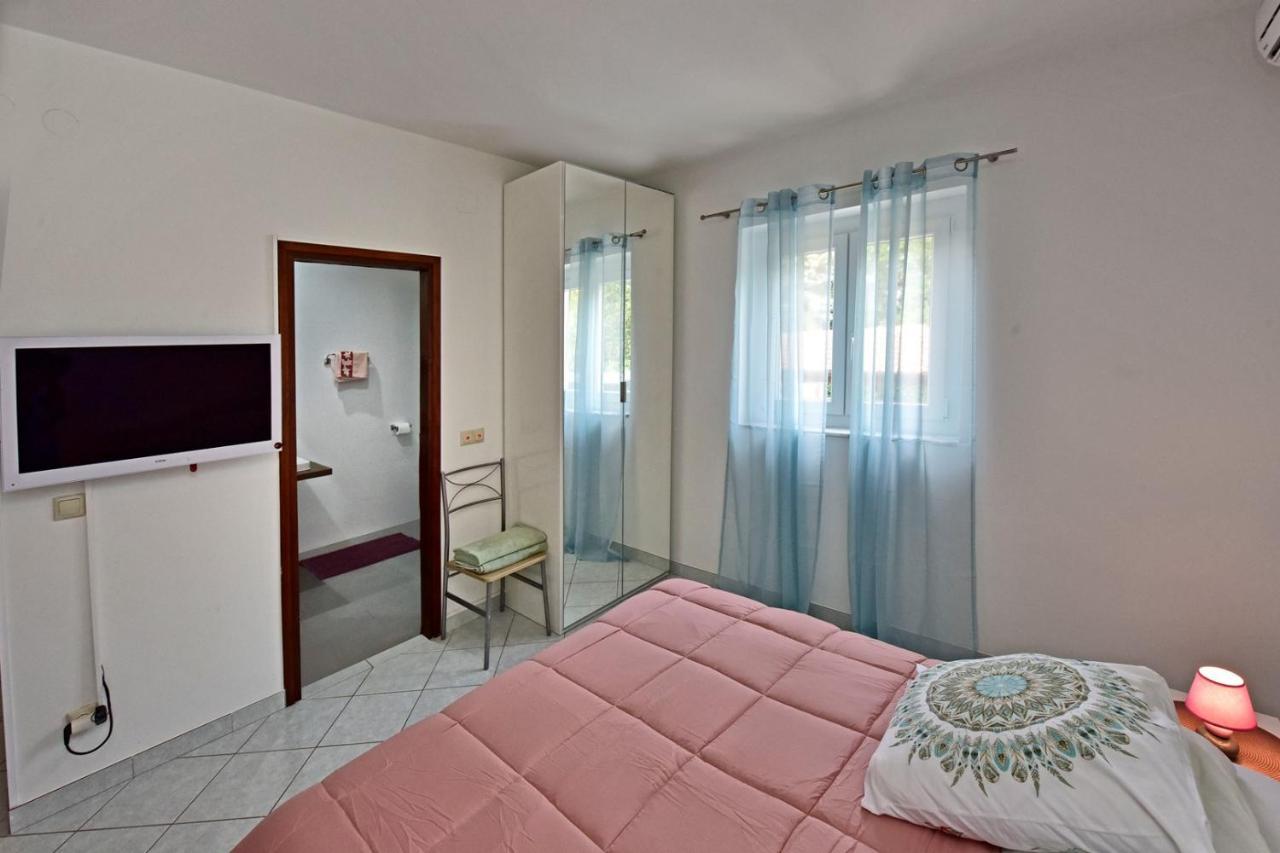 Apartments House Anna For Max 13 Persons In Porec, Pet Friendly Eksteriør billede