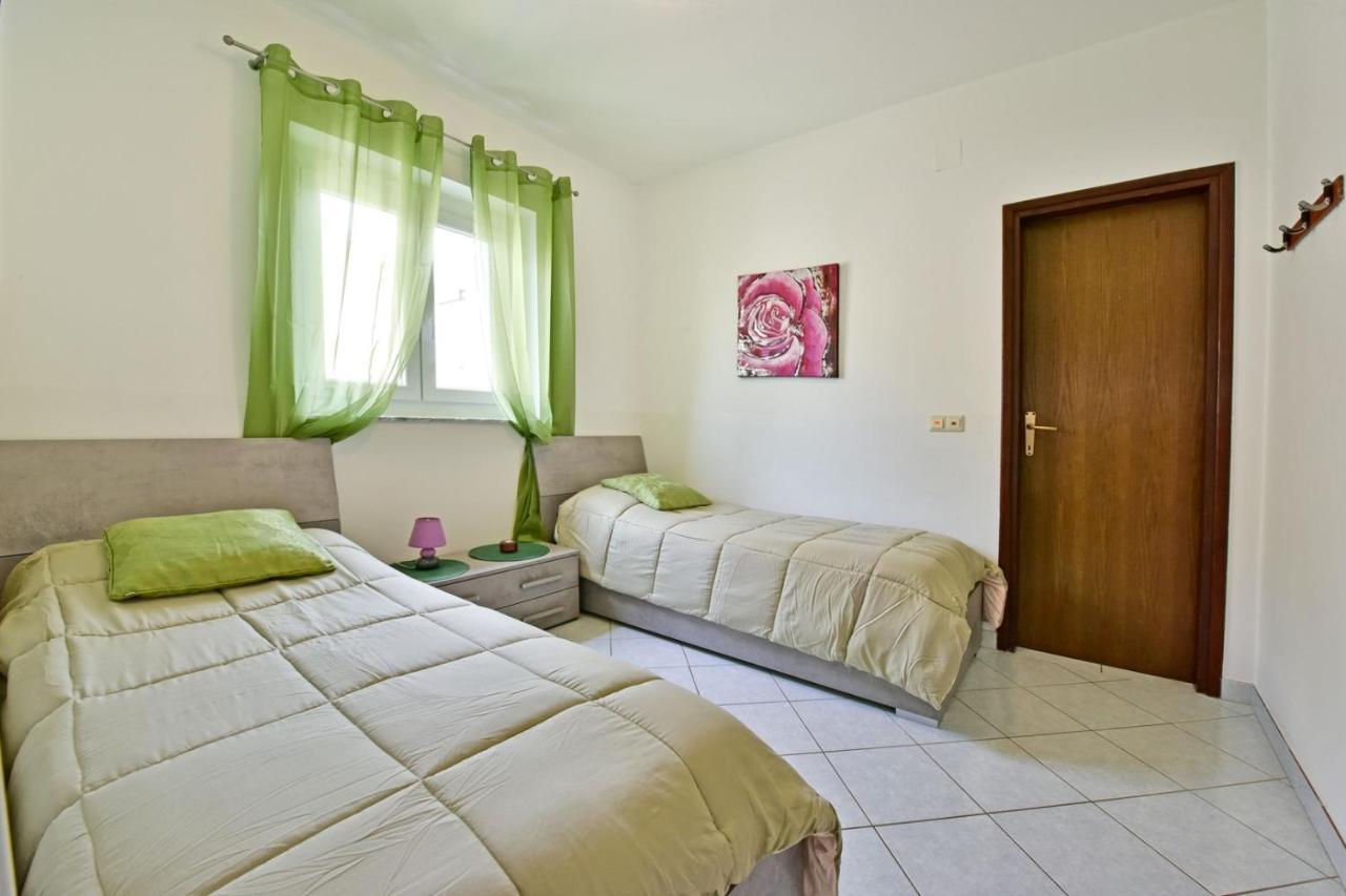 Apartments House Anna For Max 13 Persons In Porec, Pet Friendly Eksteriør billede