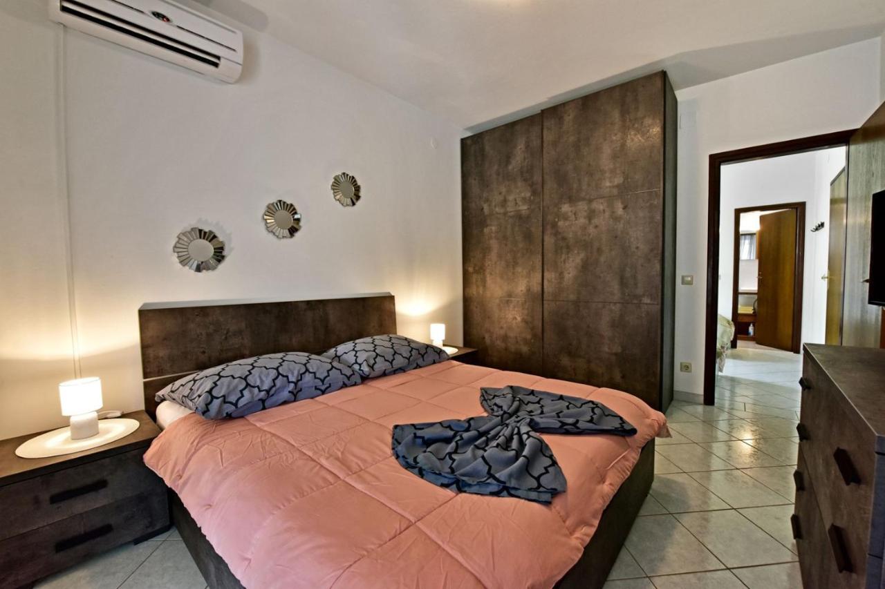 Apartments House Anna For Max 13 Persons In Porec, Pet Friendly Eksteriør billede