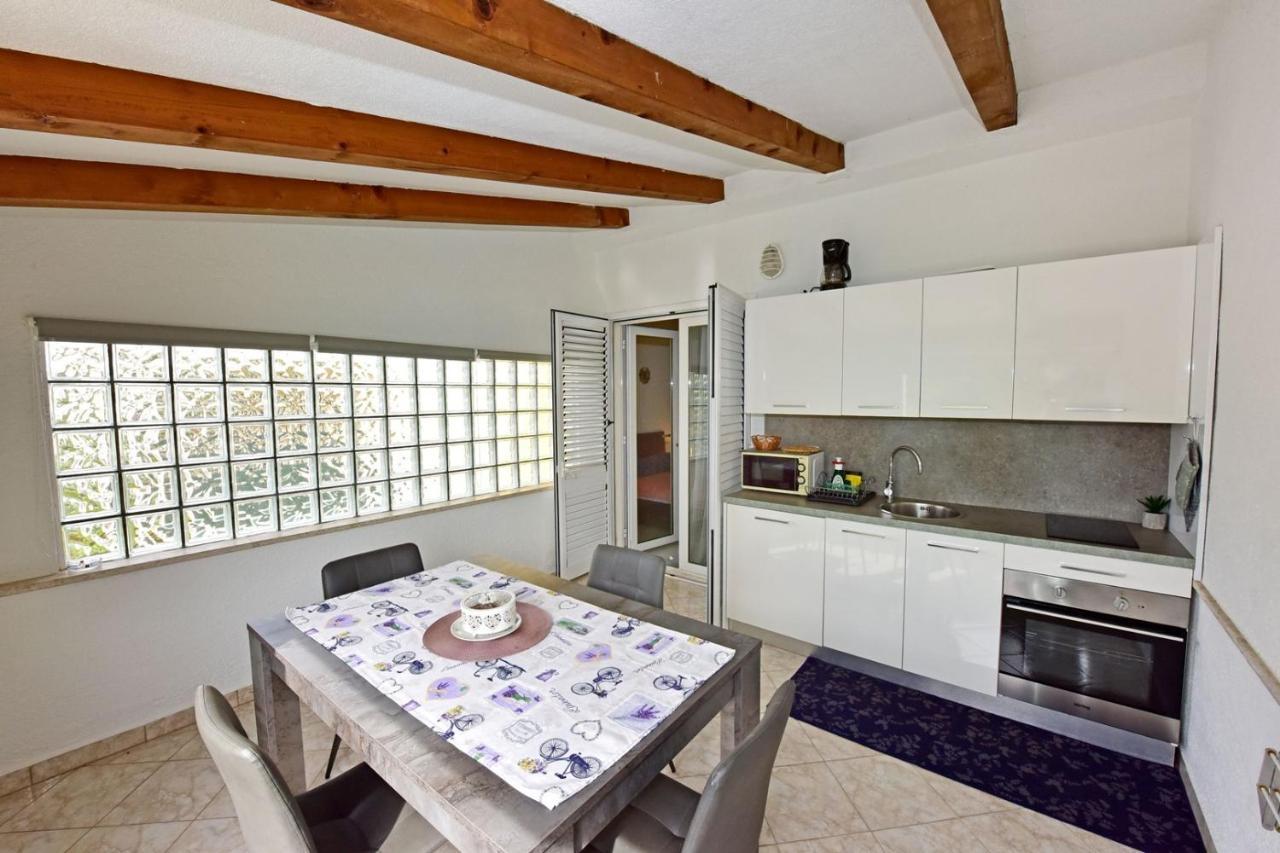 Apartments House Anna For Max 13 Persons In Porec, Pet Friendly Eksteriør billede