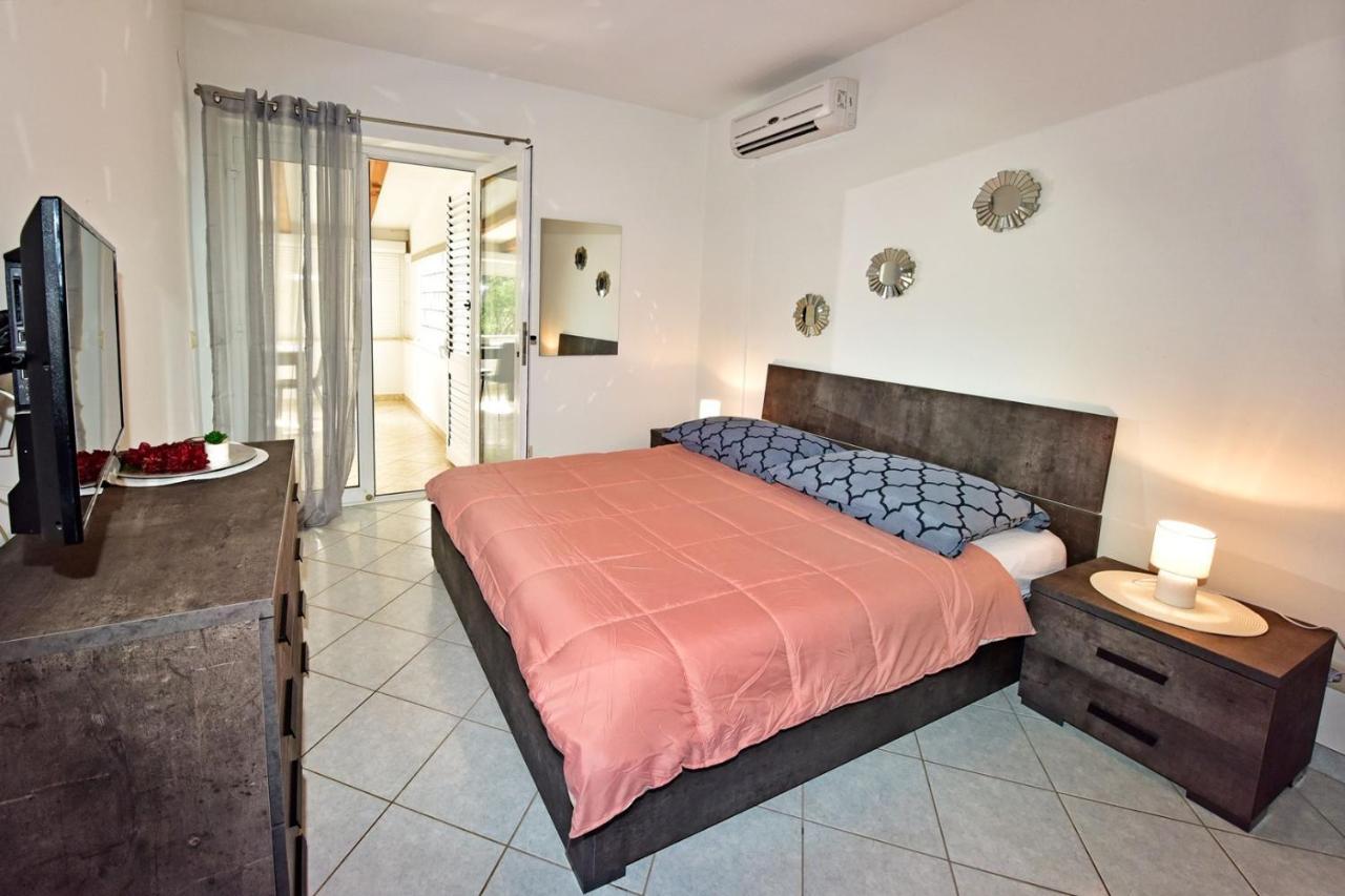 Apartments House Anna For Max 13 Persons In Porec, Pet Friendly Eksteriør billede