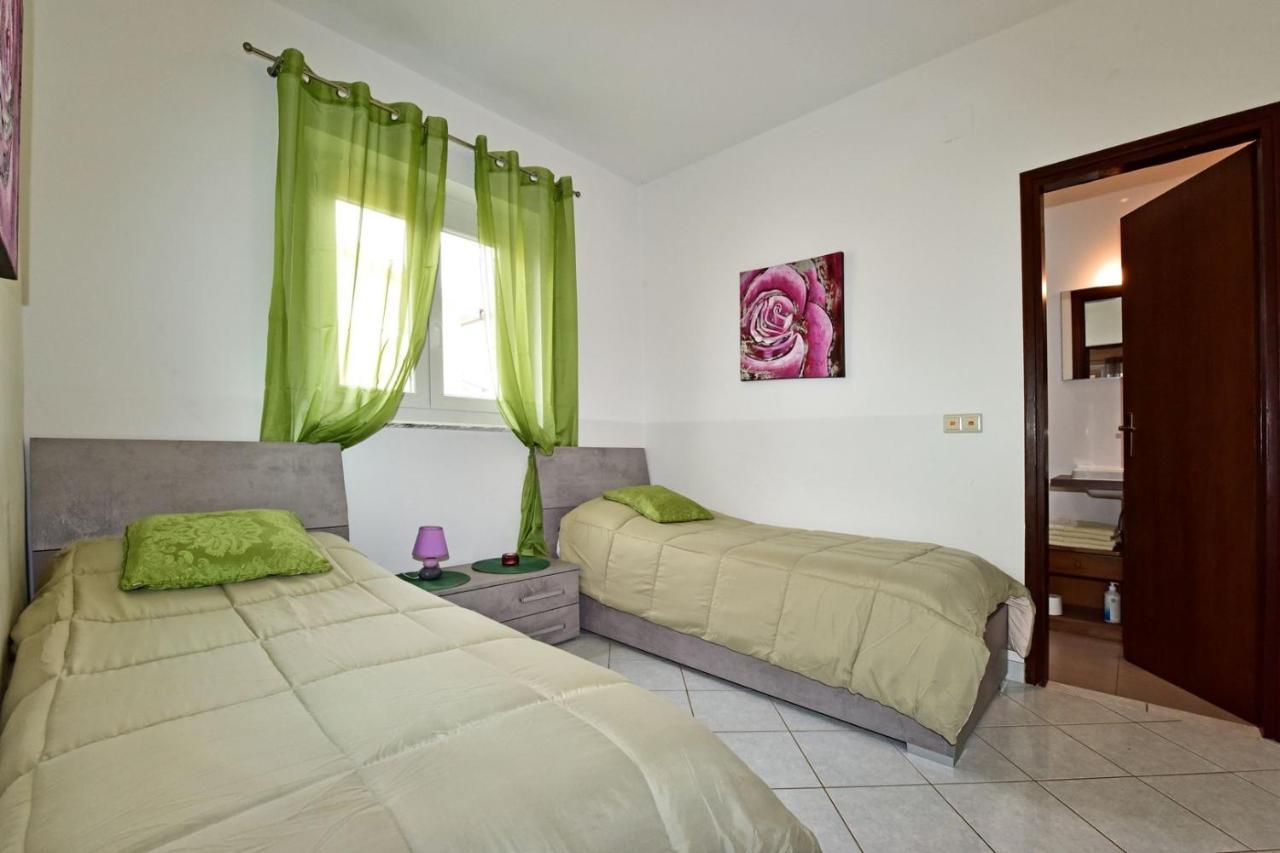 Apartments House Anna For Max 13 Persons In Porec, Pet Friendly Eksteriør billede