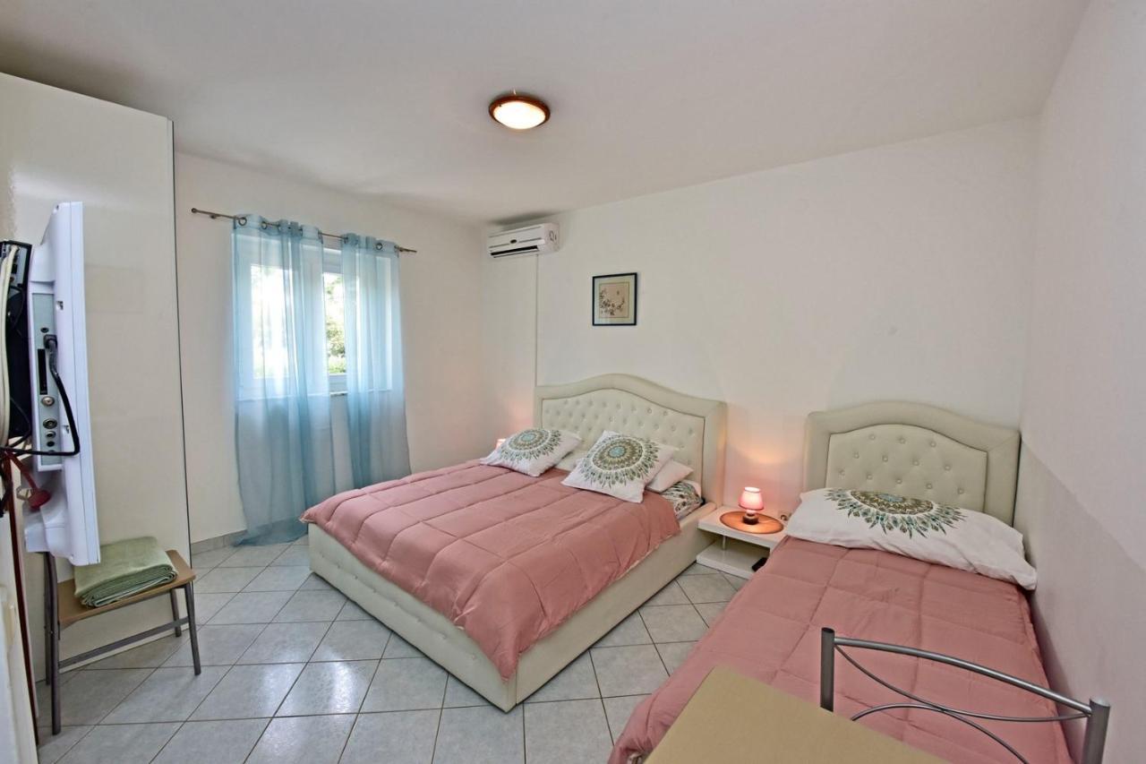 Apartments House Anna For Max 13 Persons In Porec, Pet Friendly Eksteriør billede